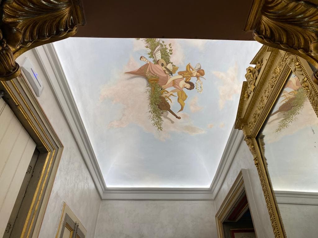 casa_centro_signorile_arte_affresco_lampadario_visione_tetto